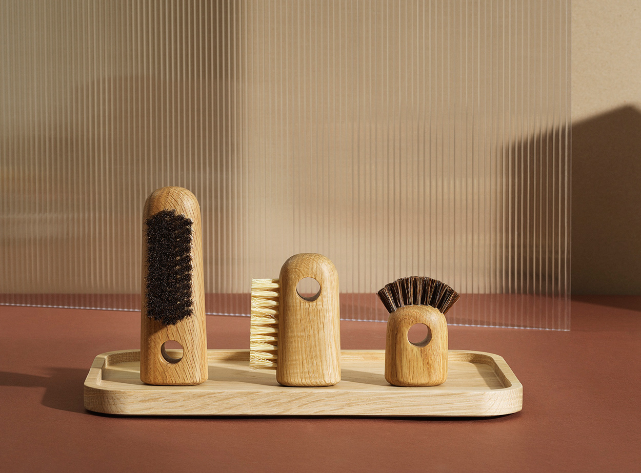 Simon Legald ontwierp deze klassieke houten schoonmaakborstels van eikenhout voor Normann Copenhagen, en gaf deze een vernieuwend design.