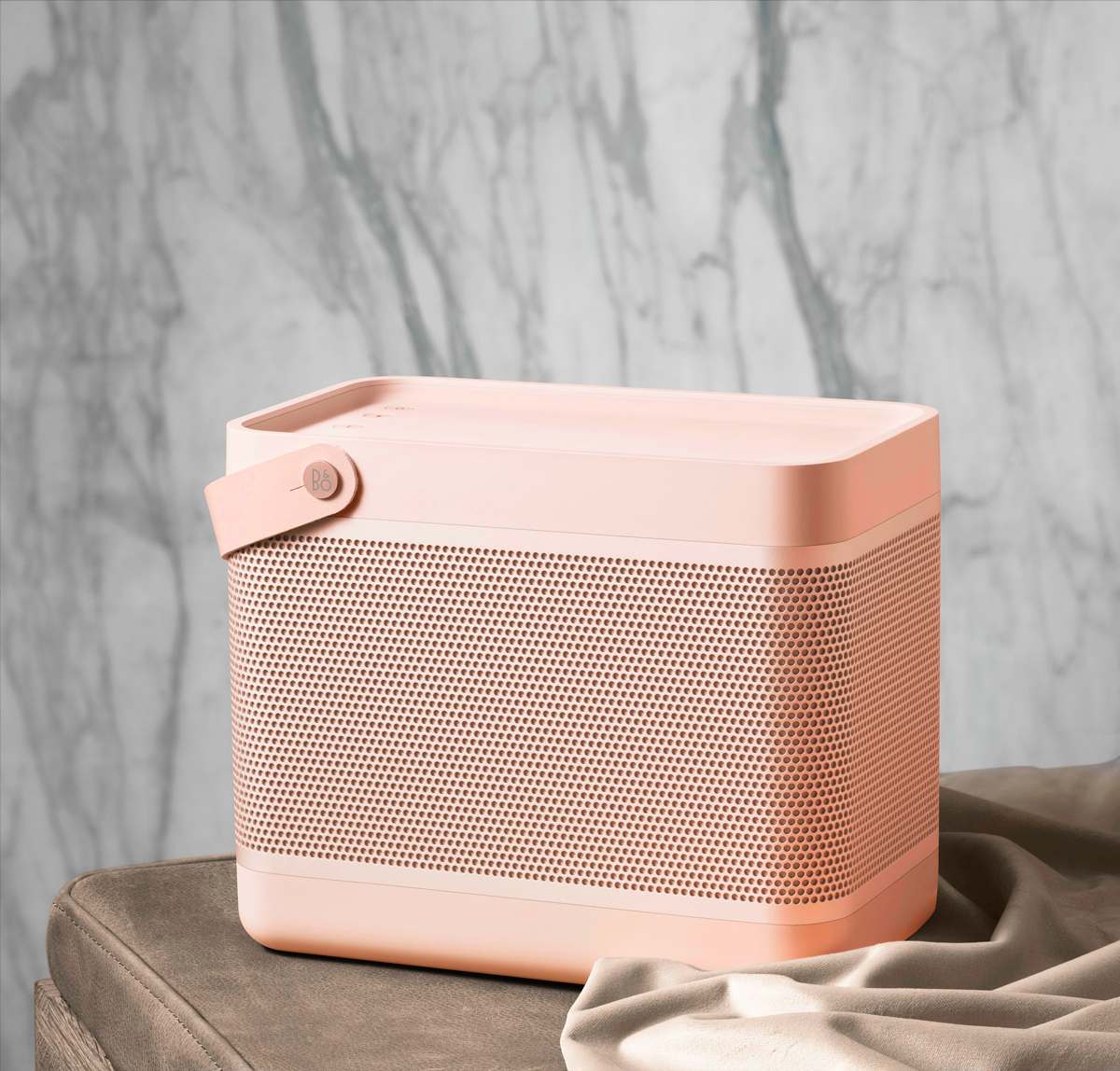 Bang & Olufsen heef deze mooie Beolit 17 draagbare speaker voor in huis, in het roze.