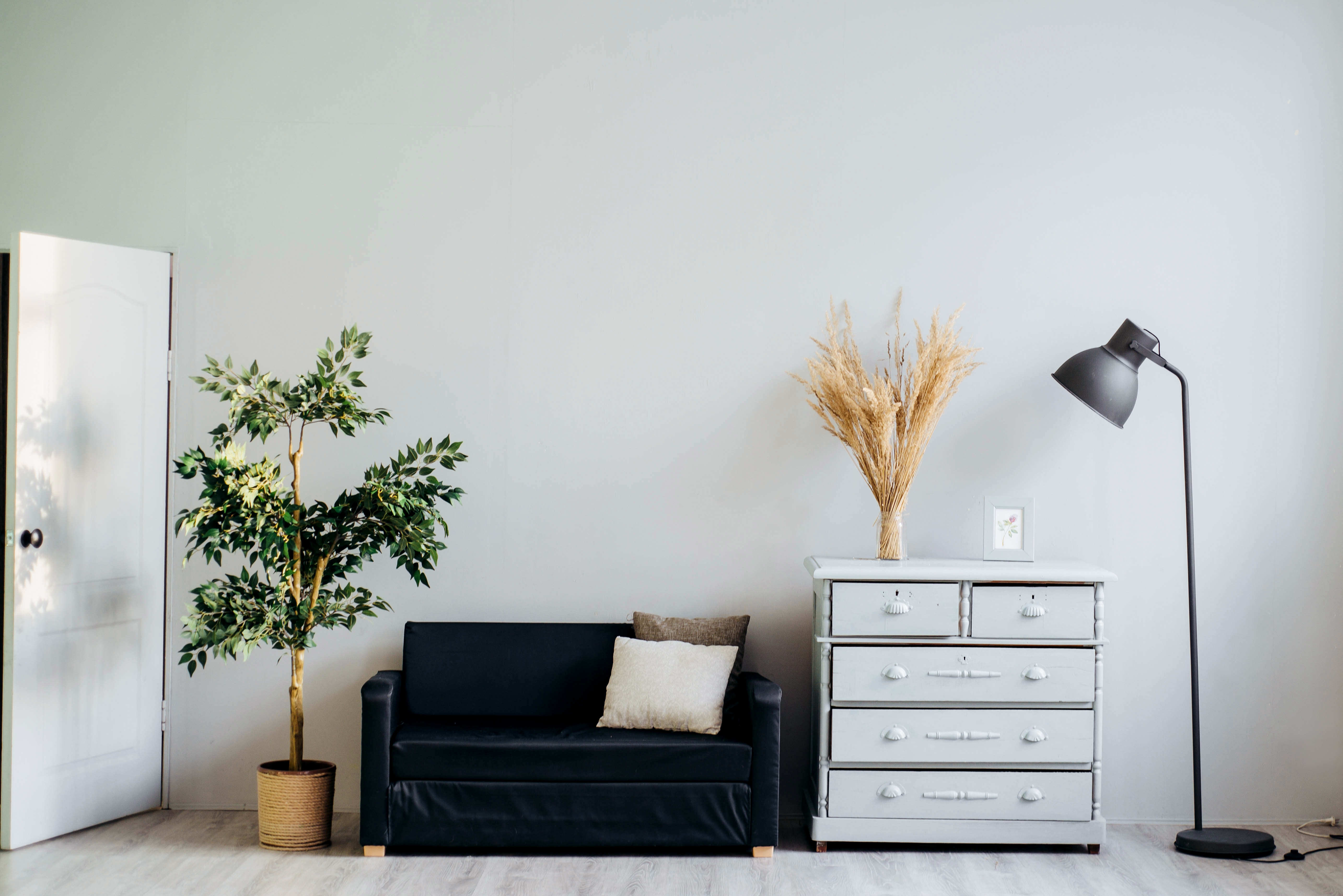 Een industriële lamp zorgt voor sfeerverlichting in de woonkamer