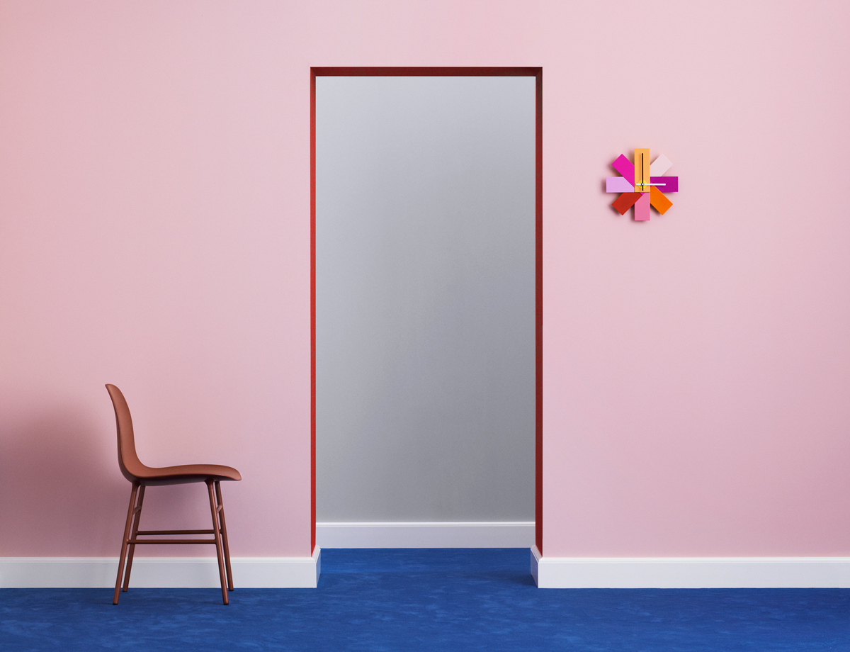 Laat Normann Copenhagen meubels en accessoires van de muur afspatten door extra opvallende kleuren toe te passen.