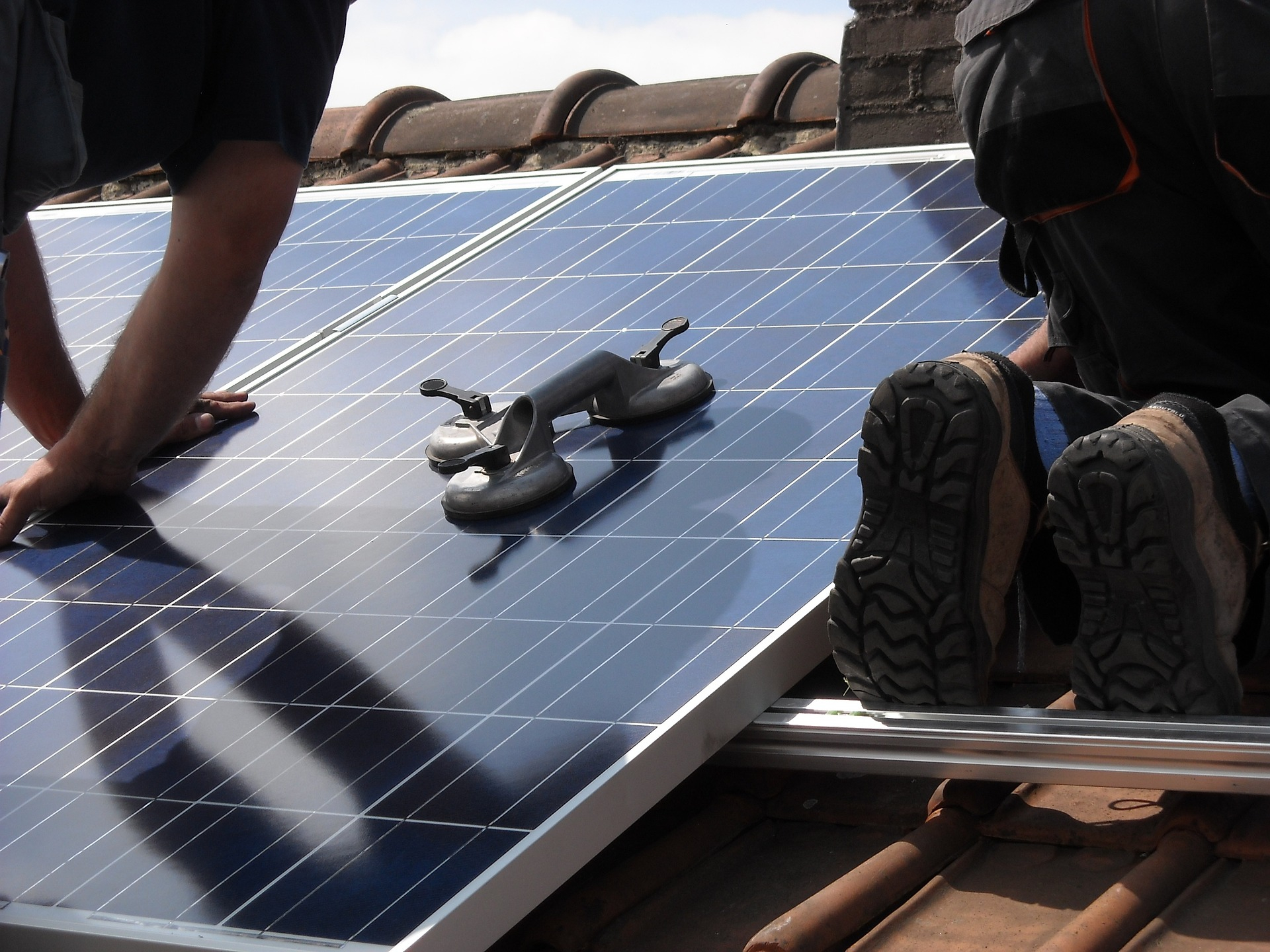 Een maatregel die je kunt nemen om je huis te verduurzamen is het plaatsen van zonnepanelen.