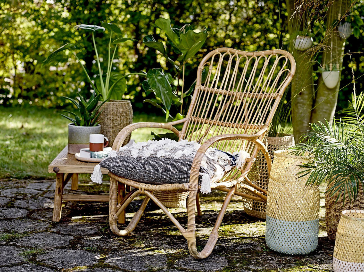 Rotan en rieten tuinmeubels met rieten mandjes.