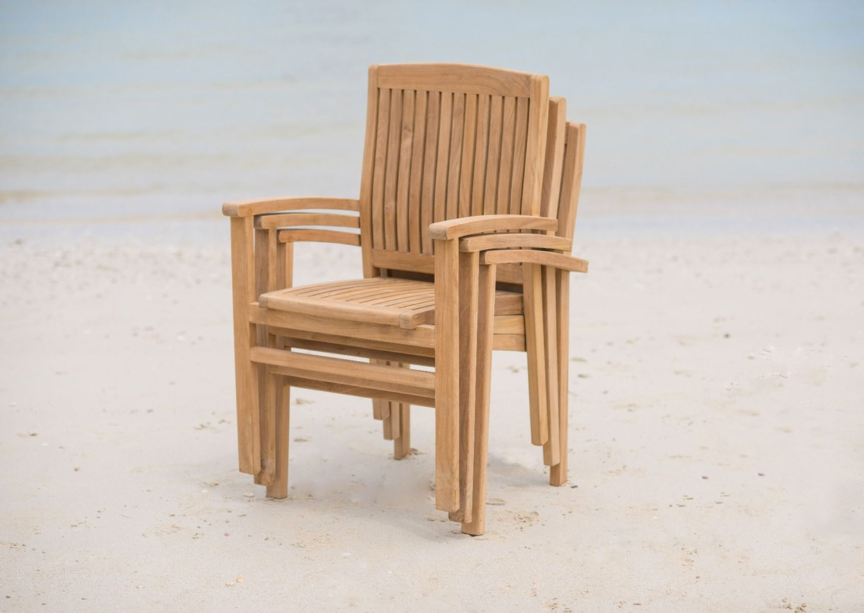 Deze teakhouten tuinstoelen zijn stapelbaar. 