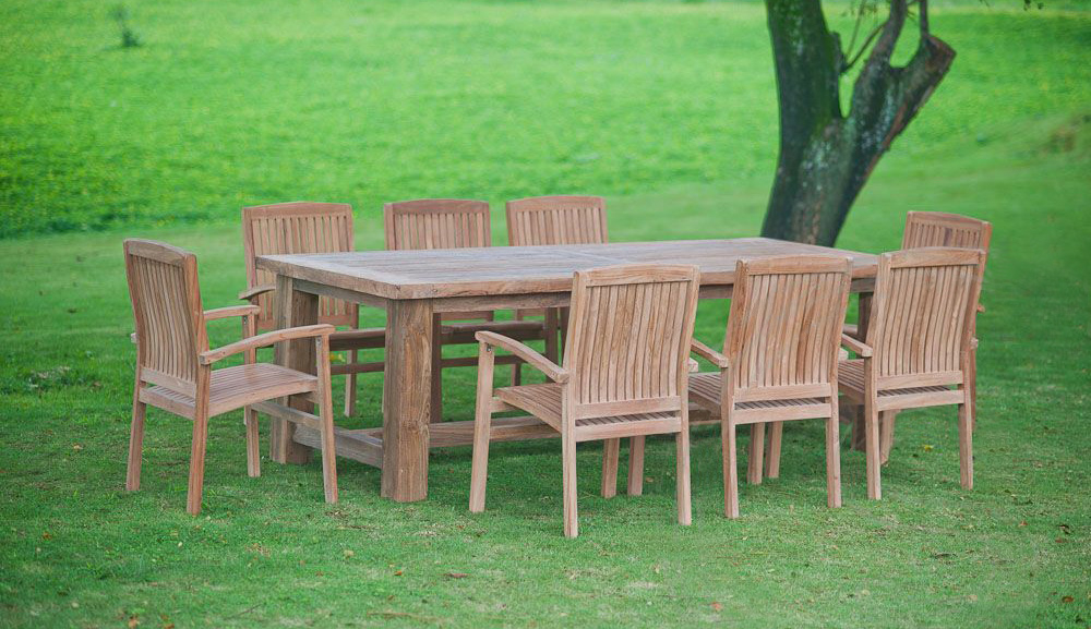 Een grote, levendige tuintafel met acht tuinstoelen, gemaakt van teakhout. 