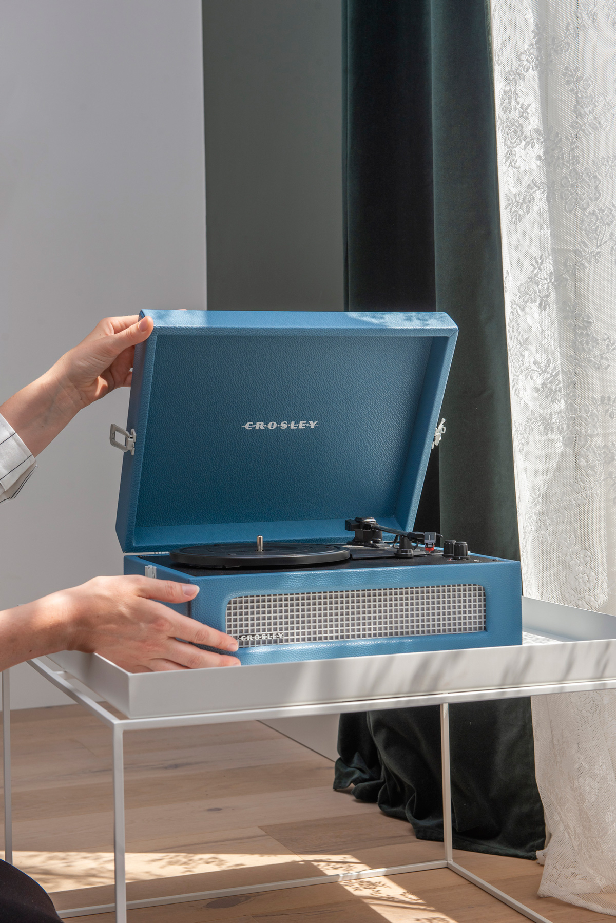 De Crosley platenspeler in de kleur Washed Blue staat perfect in trendy interieurs met veel blauwtinten.