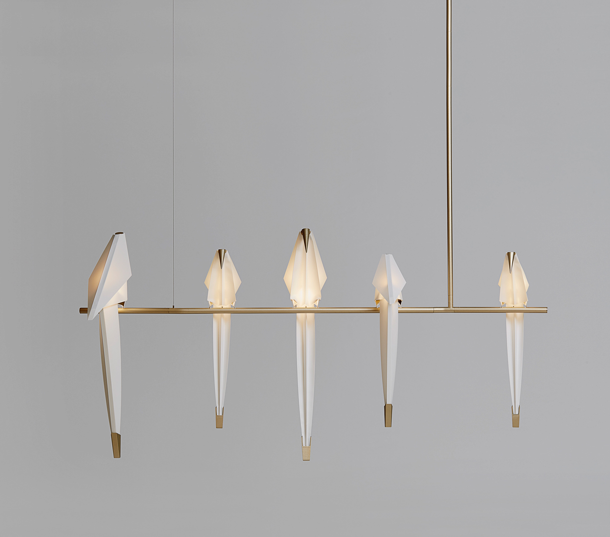 Deze Perch Light Branch hanglamp, ontworpen door Umut Yamac, staat prachtig in huis met gouden accenten. 