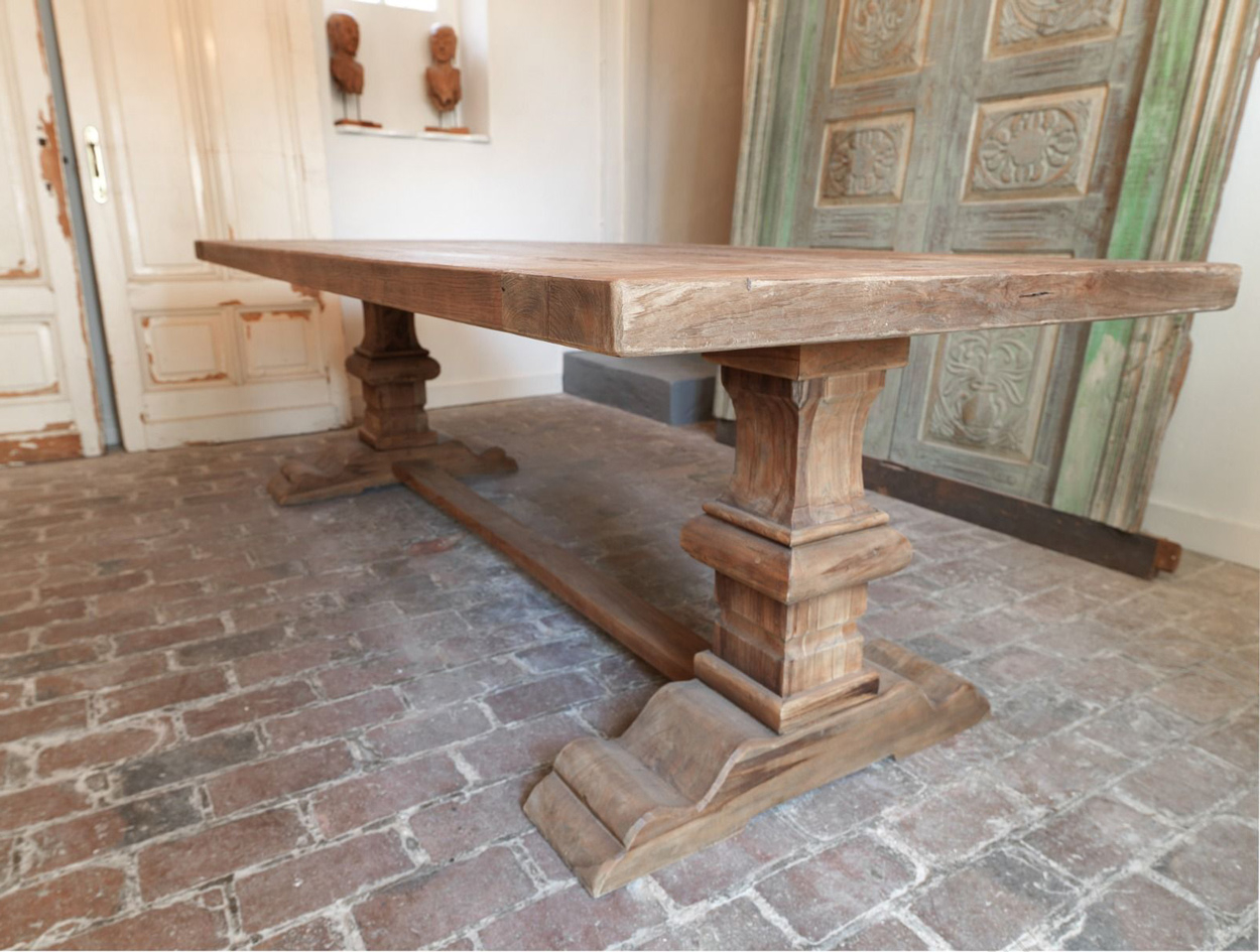 Een kloostertafel (ook wel kasteeltafel) met een stoere en robuuste uitstraling.