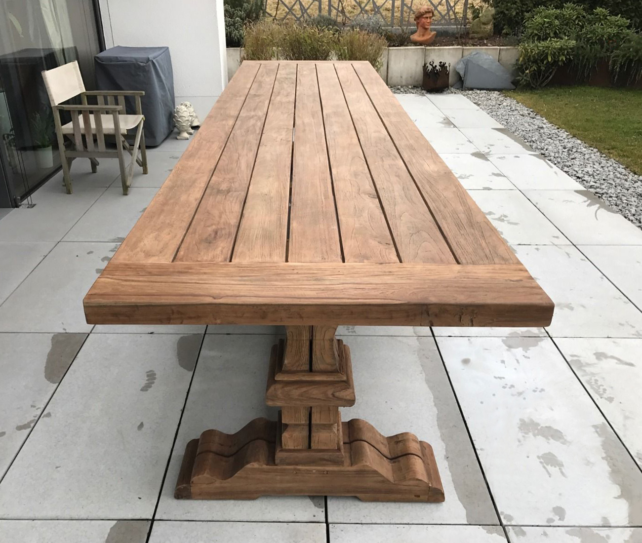 Een robuuste kloostertafel geeft karakter aan je moderne tuin.