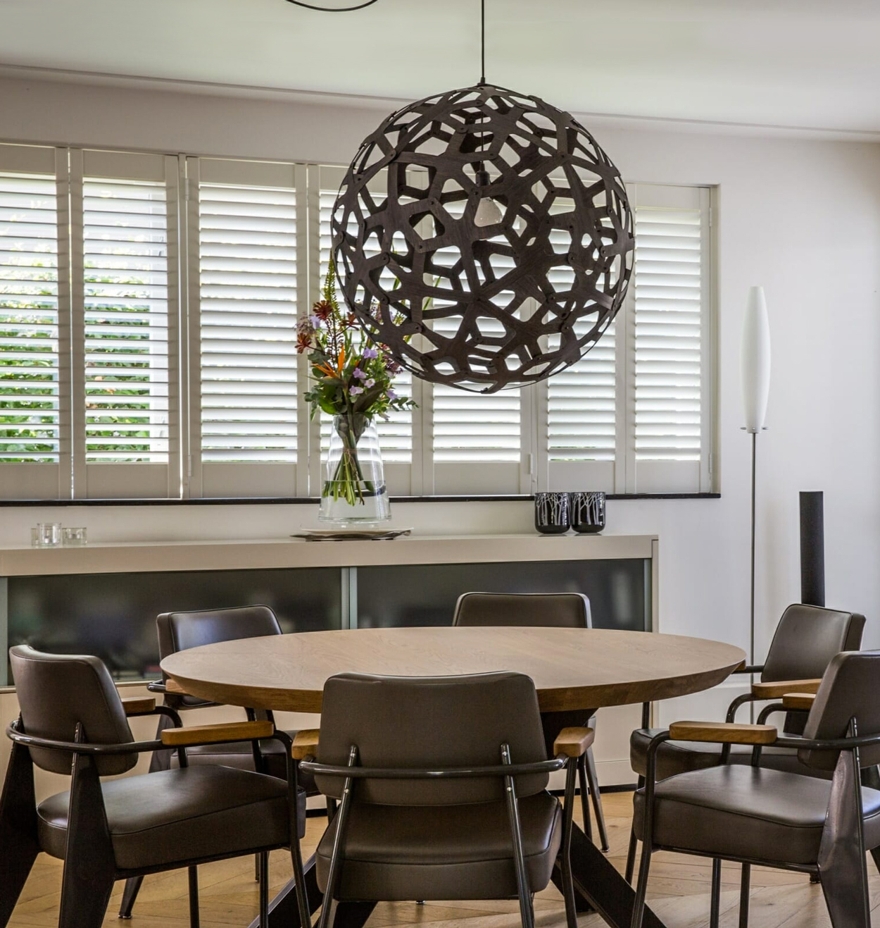 Moderne witte shutters in de woonkamer.