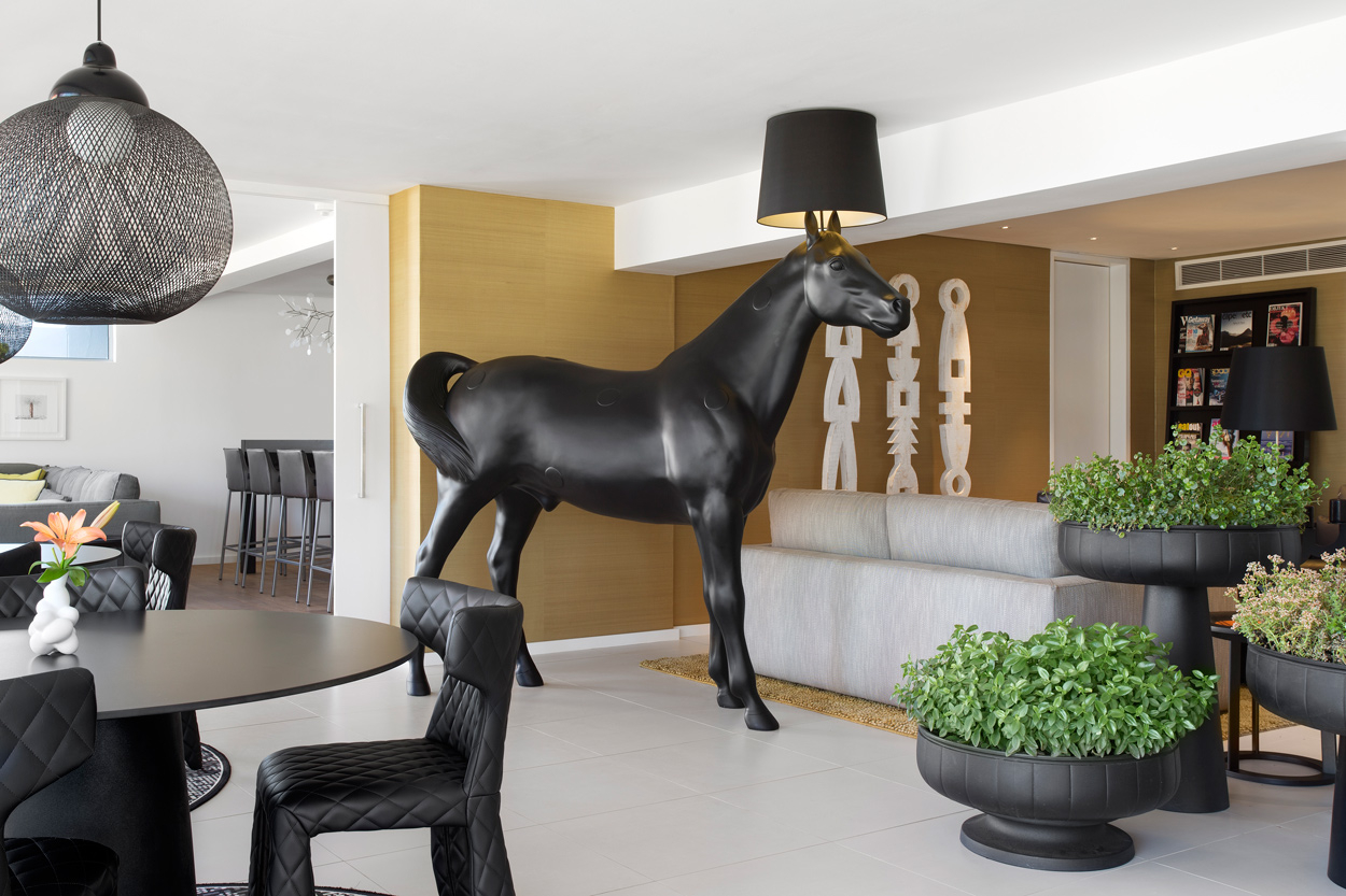 Pak groots uit in je woonkamer met deze gigantische Horse Lamp van Moooi.