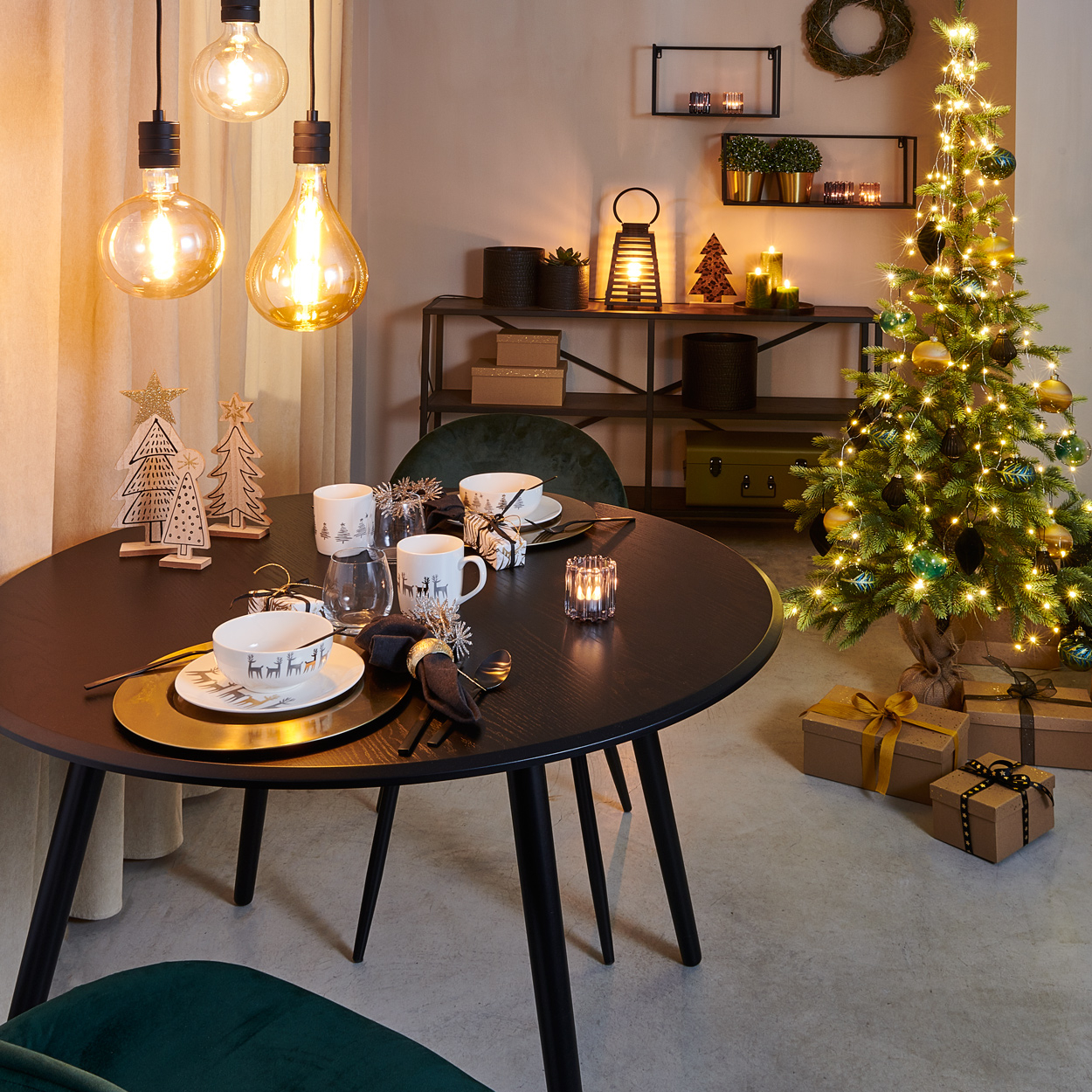 Trendy kerst 2019 met groene kerstballen en veel lampjes in huis. 