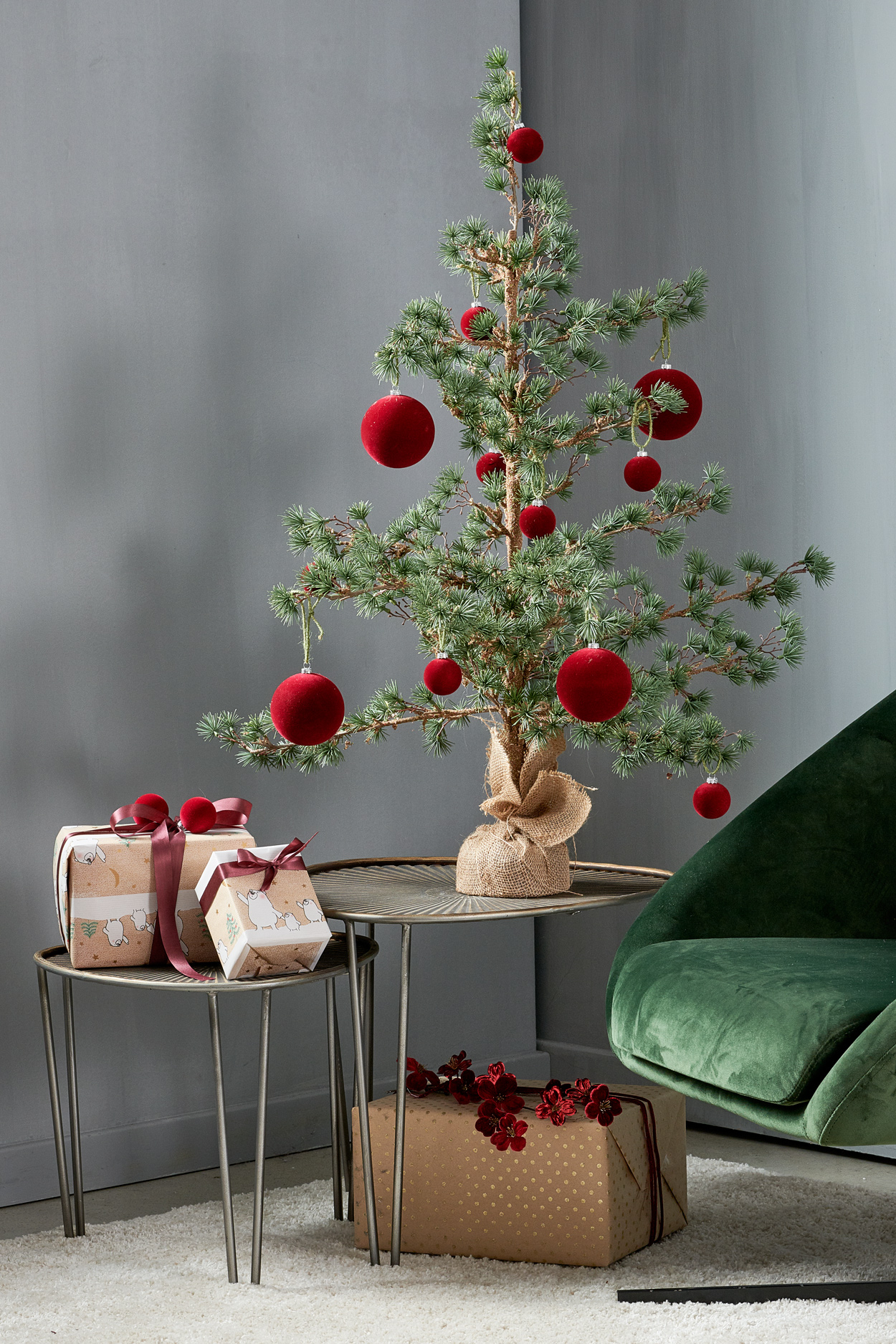 Rood en groen zijn de klassieke kerstkleuren. Laat deze terugkomen in huis om die herkenbare kerststijl te creëren. 