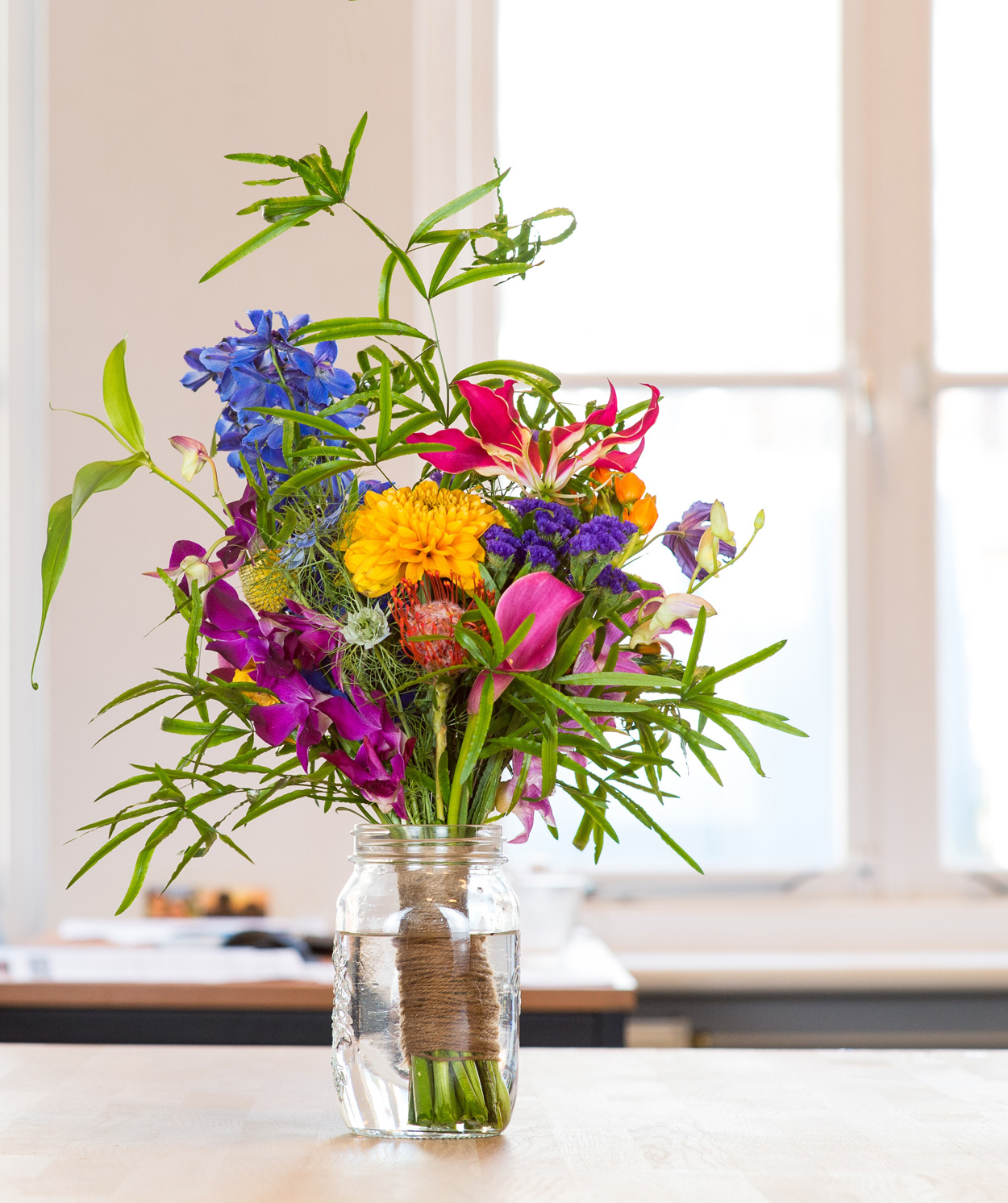 Fleurige bos voorjaarsbloemen met de kleuren geel, violet en roze.