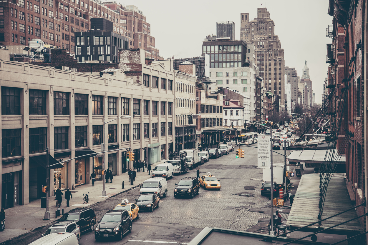 Een typische straat in New York (Meatpacking District) gevuld met de kenmerkende taxi’s en oude gebouwen waar de lofts in schuilen. 