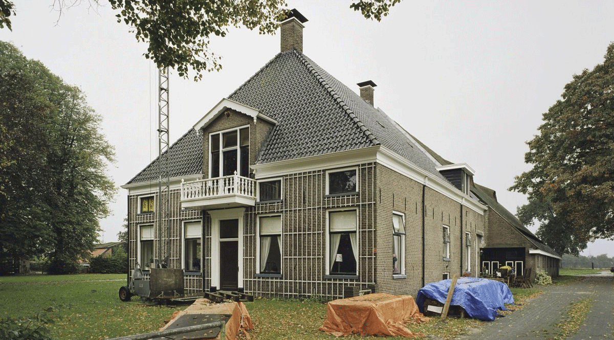 Een Frans balkon, dat bestaat uit een eenvoudig hekwerk nét voor het venster van je dakkapel, is dan weer ideaal als je minder ruimte hebt.