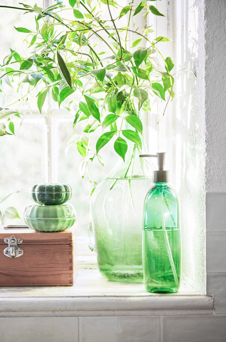 Decoreer je badkamer met groene vazen en accessoires voor een nieuwe frisse look.