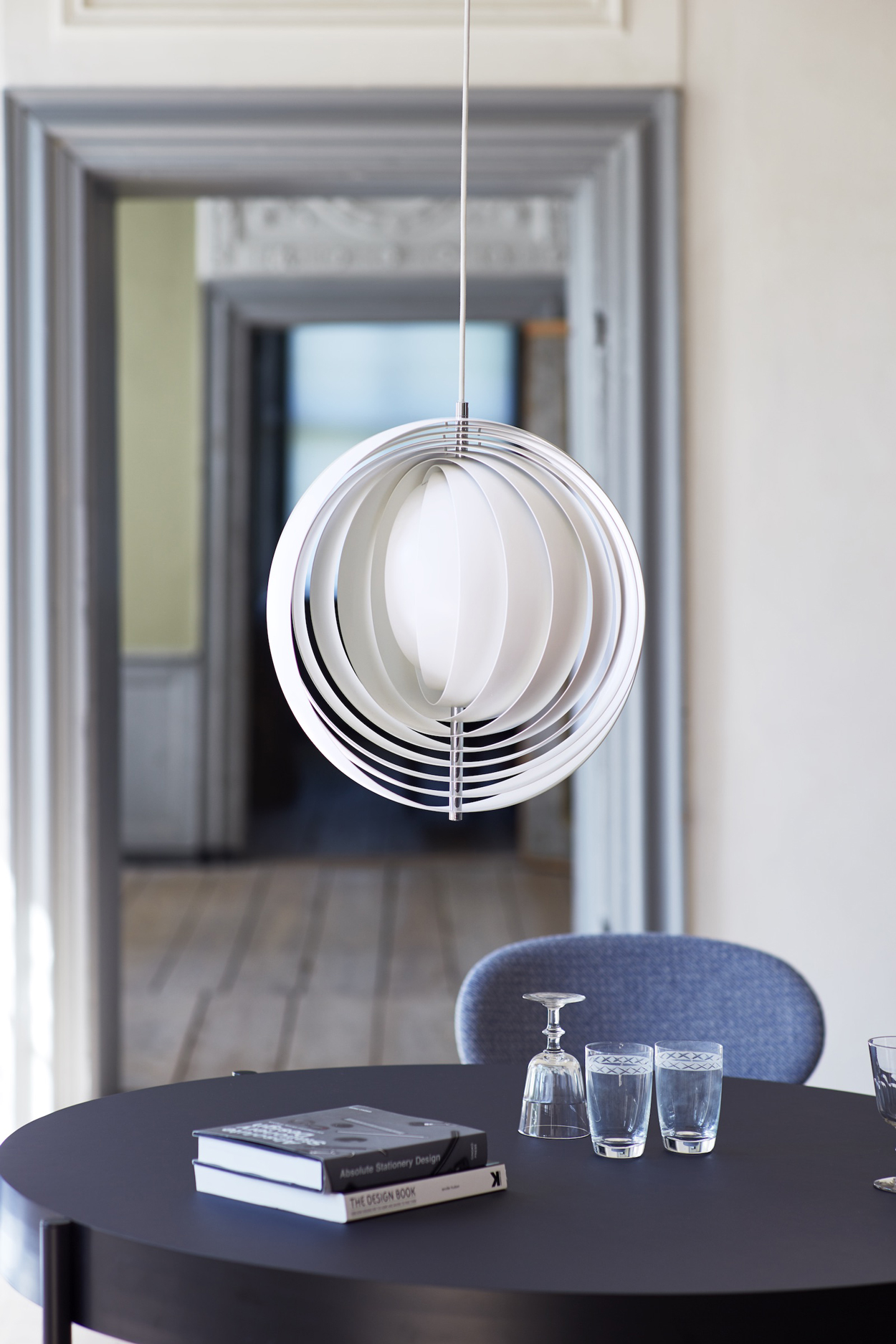 De witte Verpan Moon hanglamp is ontworpen in de jaren 1960 door Verner Panton, één van de meest invloedrijke Deense ontwerpers. De 'maanlamp' bestaat uit verticale lamellen die rondom een centrale as zijn opgesteld die je kunt verschuiven.