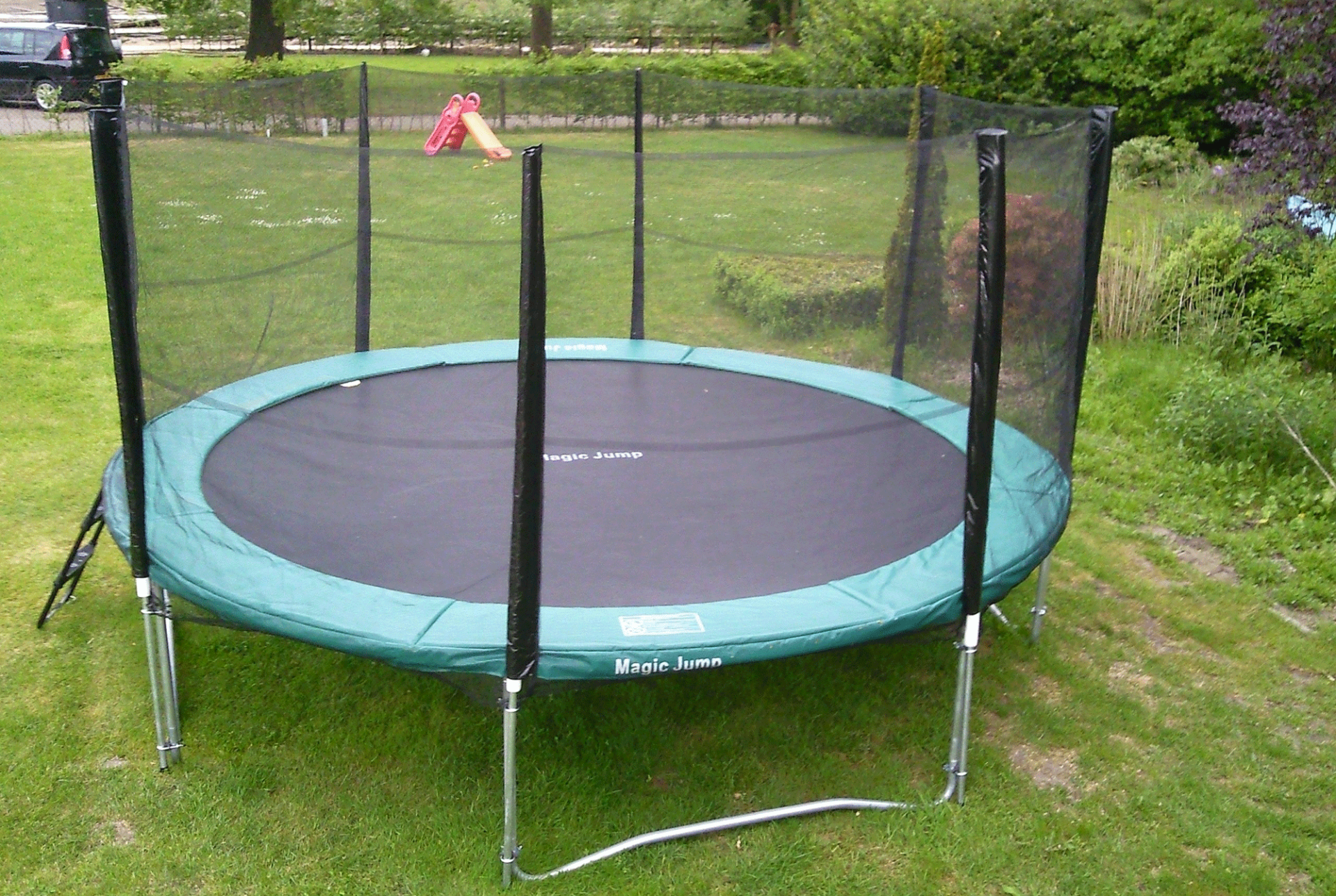 Ieder kind wilt graag een trampoline in de tuin! Zorg dat je een veilige trampoline met beschermnet koopt. 