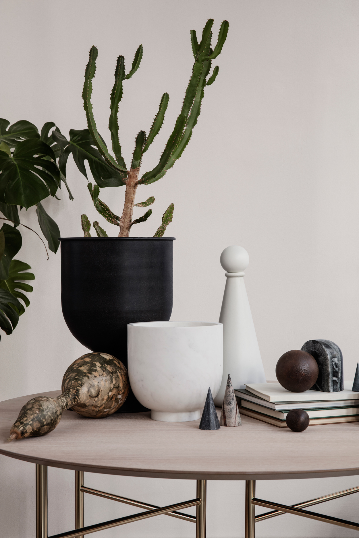 Deze cilinder- en kegelvormige woonitems van ferm LIVING passen helemaal in de interieurtrend 2020 met ronde woonaccessoires. 