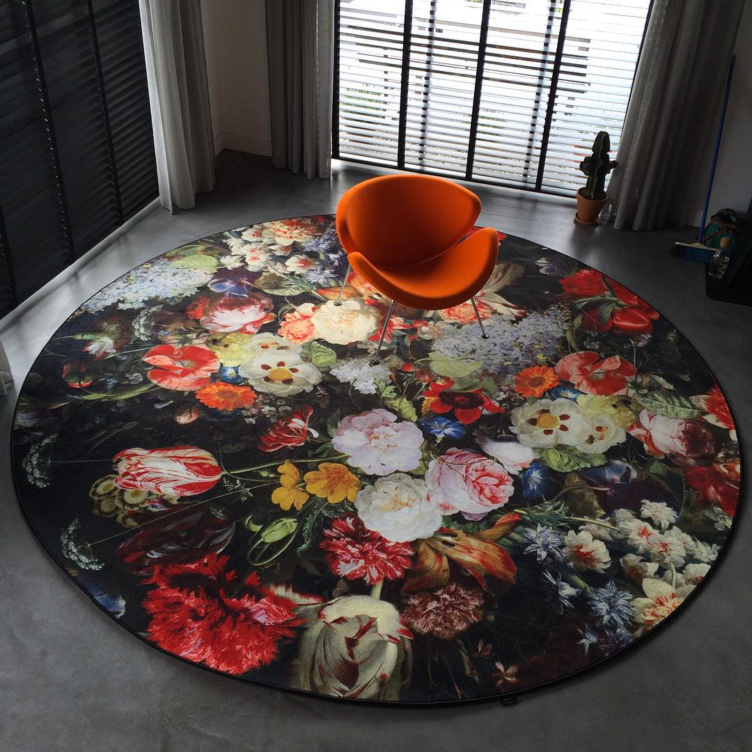 Dit ronde vloerkleed 'Eden Queen Carpet' is ontworpen door Marcel Wanders voor het designmerk Moooi. 