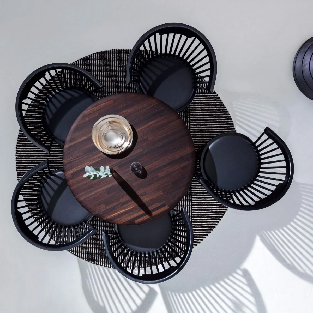 Interieurtrend van 2020: ronde meubels en accessoires. Strak, rond designvloerkleed van het merk Tom Dixon.