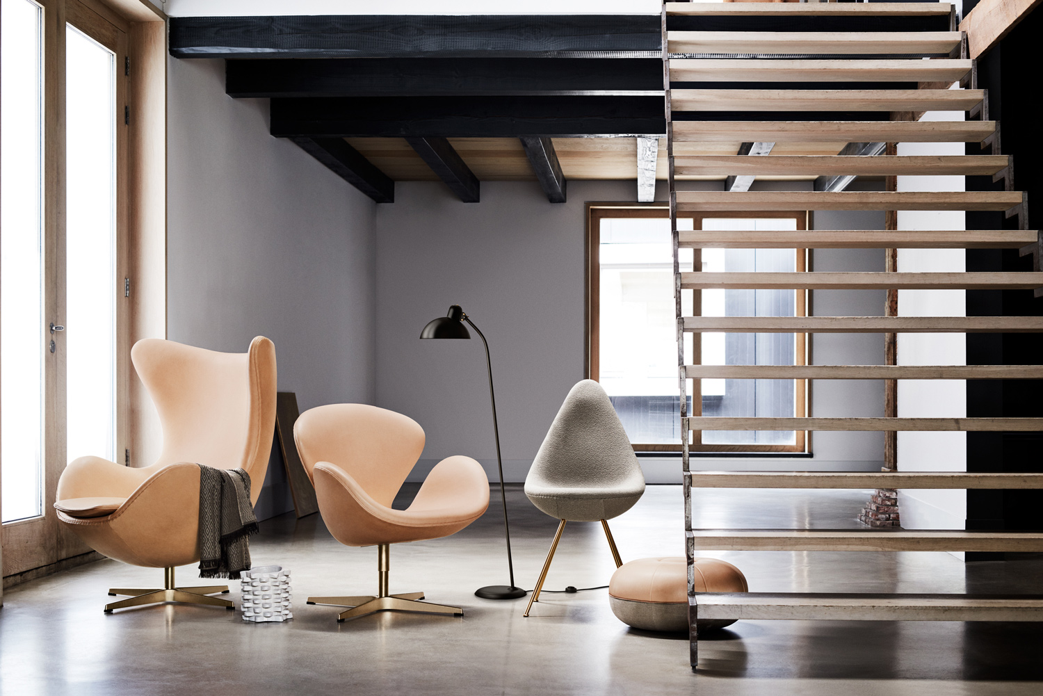 In de stoelontwerpen van Fritz Hansen voeren de ronde, vriendelijke lijnen de boventoon. Dat is goed te zien in de iconische Egg Chair™, Swan Chair™ en Drop (druppel) -stoel.