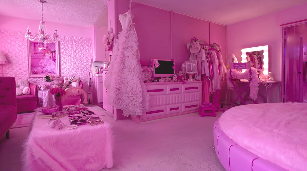 Het roze interieur van Kitten Kay Sera in de Netflix serie Amazing Interiors (S1:A10).