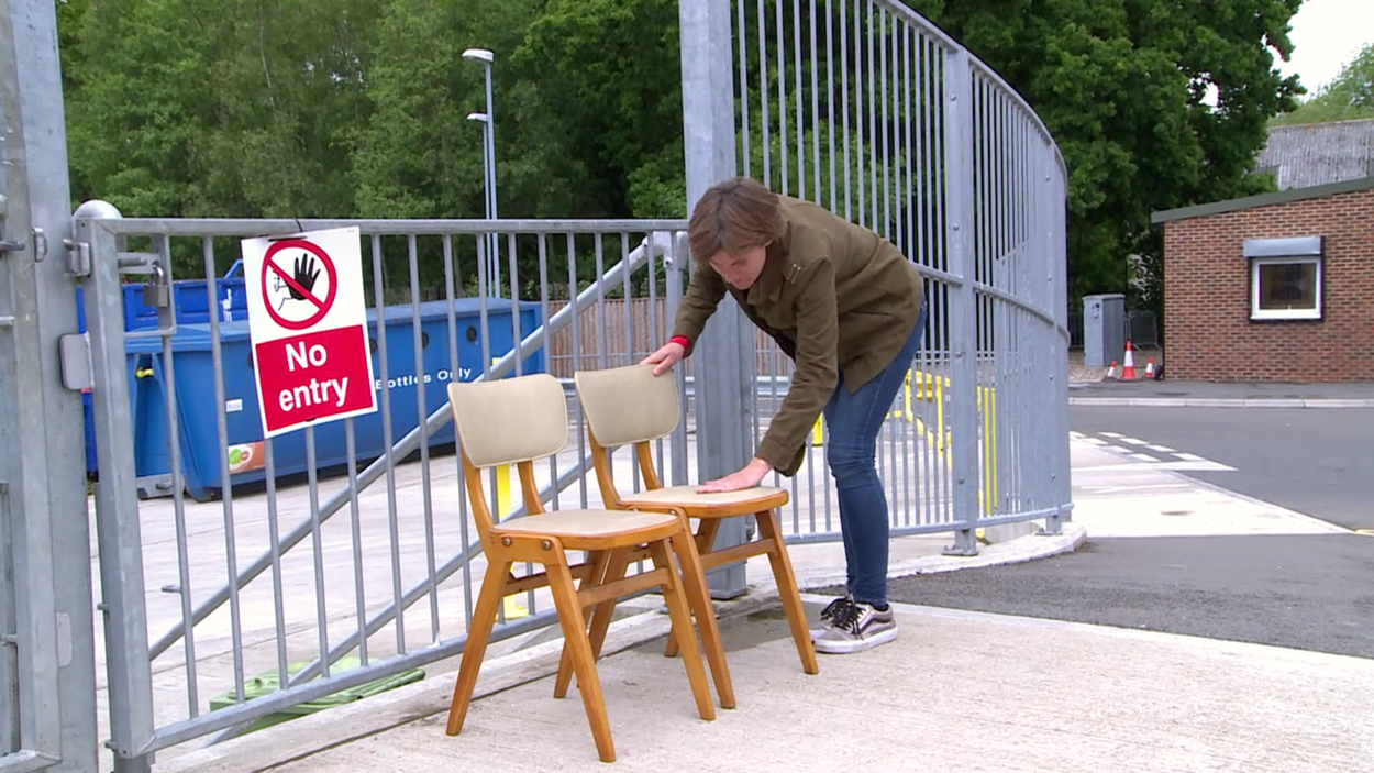 Sarah Moore geeft vintage stoelen een modern tintje in 'Money for Nothing' (S1:A2).