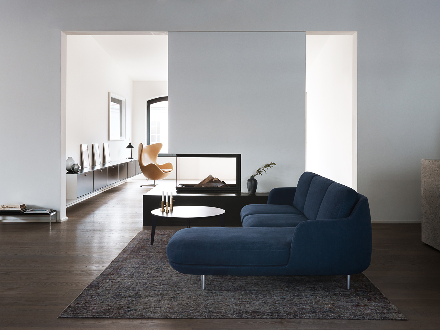 De Lune zitbank van Fritz Hansen heeft een prachtige chaise longue met afgeronde hoeken en brengt elegantie in de ruimte.