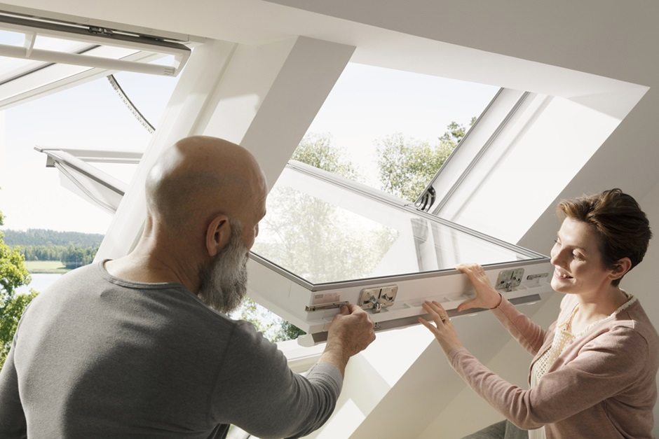 Voor een schoonmaakbeurt of snelle ventilatie gebruik je de tuimelfunctie, die je met de hand bedient.