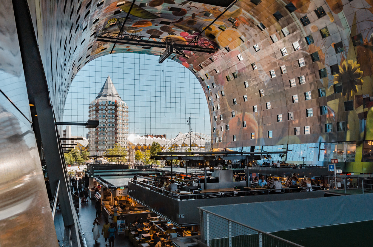 Het gebouw van de Markthallen in Rotterdam is eigelijk een grote luifel.