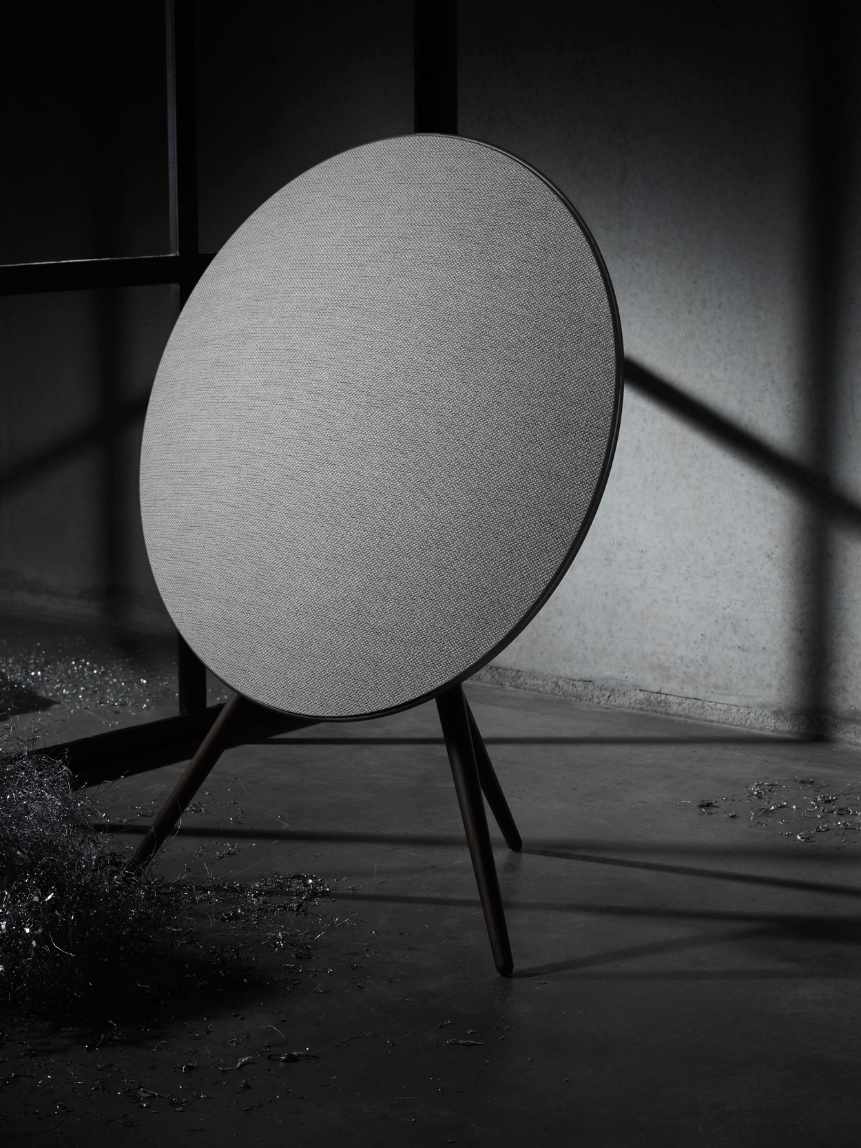 De Beoplay A9 is een van de bekendste home speakers van Bang & Olufsen. De speaker staat op drie poten en is verkrijgbaar in diverse kleurencombinaties. 