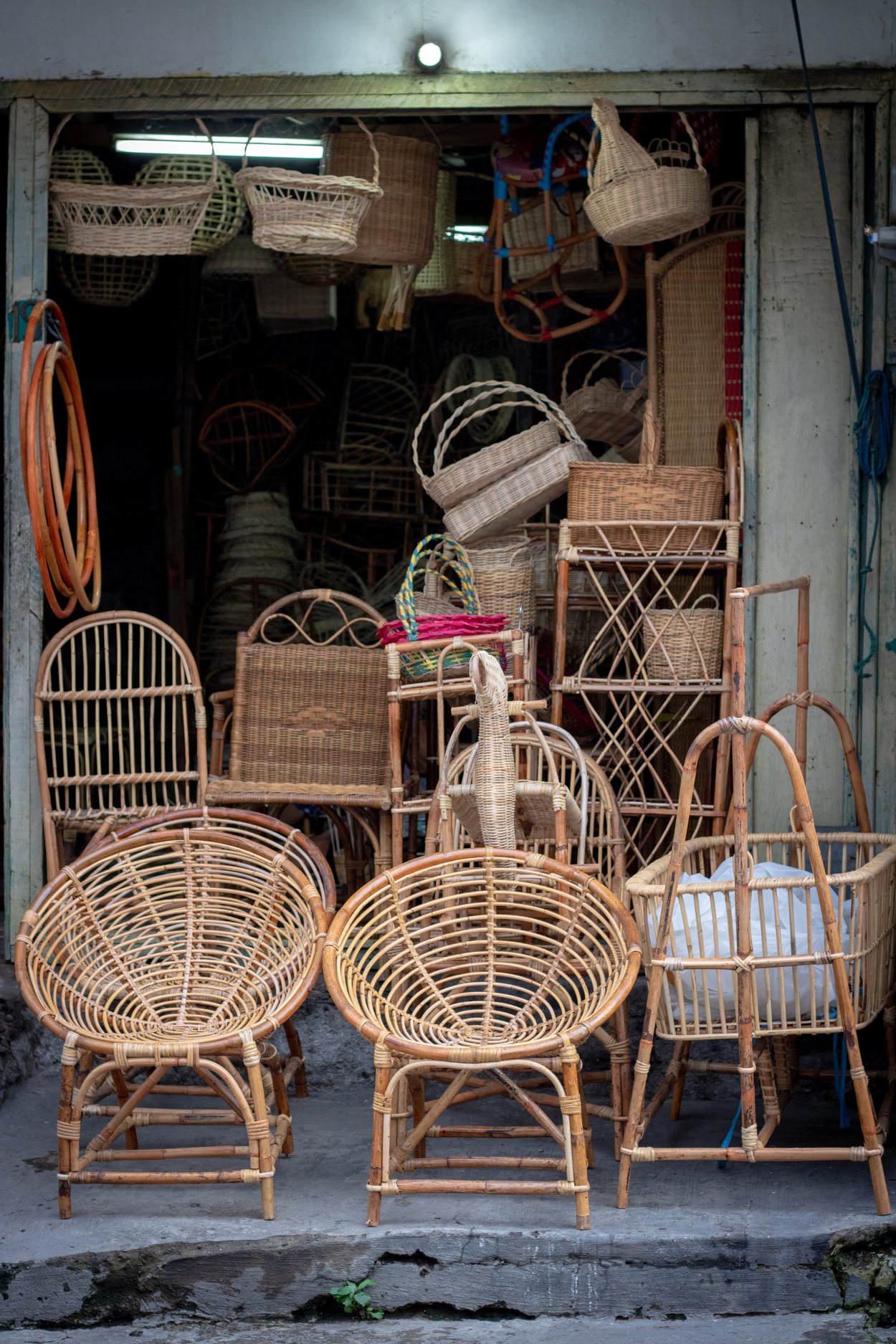 Een Indonesische verkoper van rotan meubels en accessoires.