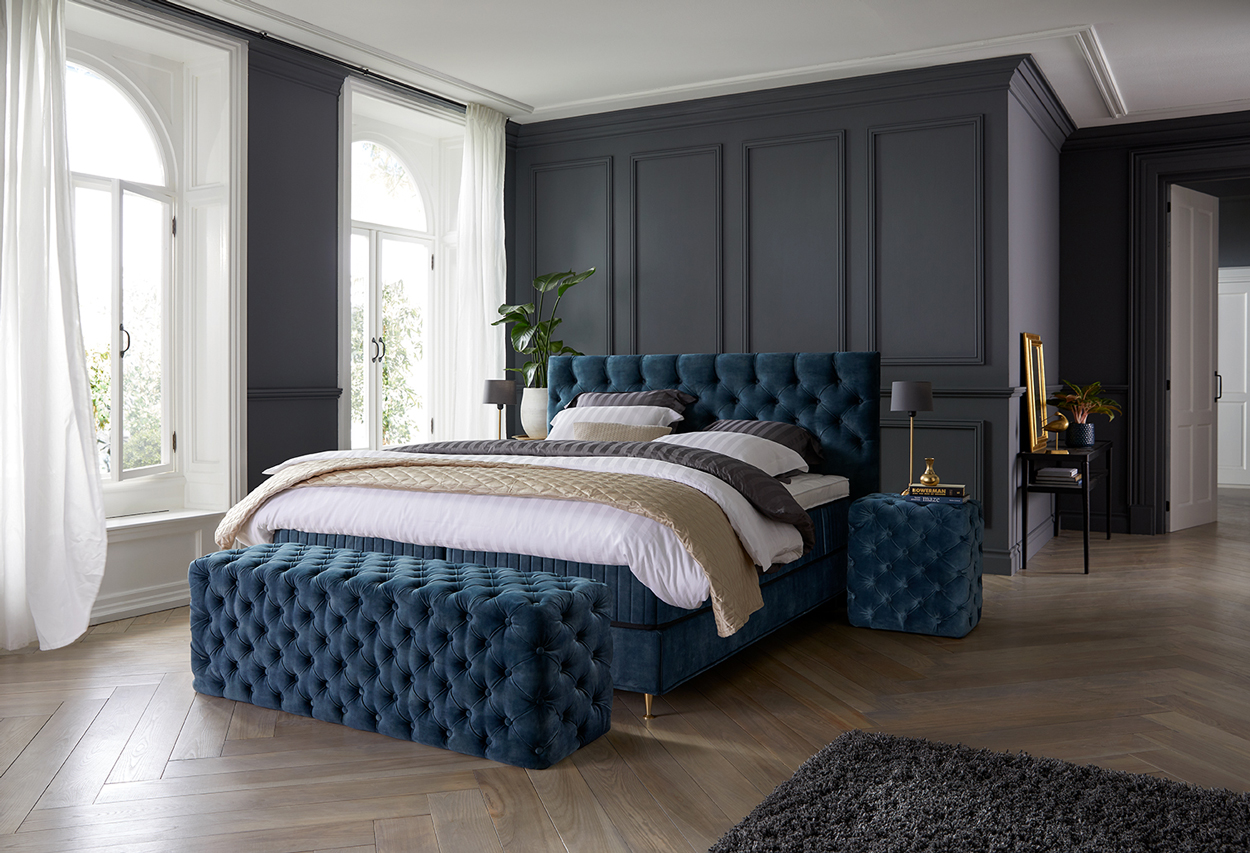 Luxe boxspring met gecapitonneerde stoffering in luxe velours en koninklijk blauwe.