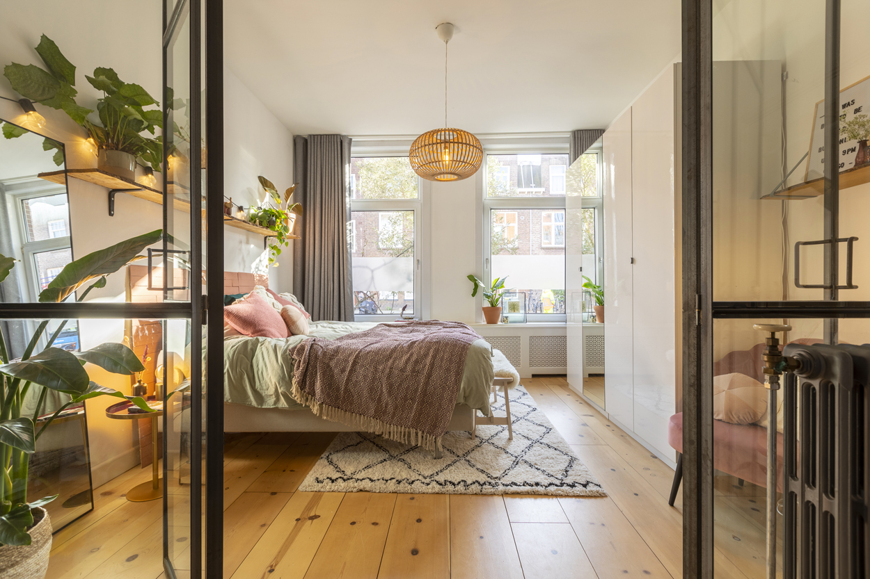 Met effen kleuren en planten houd je je slaapkamer rustig.