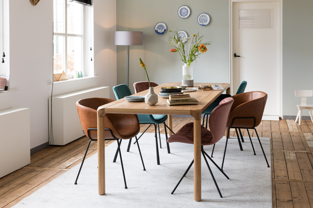 Stoelen zorgen voor een bepaalde sfeer in de woonkamer.