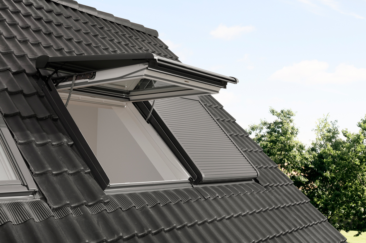 VELUX heeft ook een nieuw rolluik. Dit biedt verkoelende schaduw en voorkomt schittering.