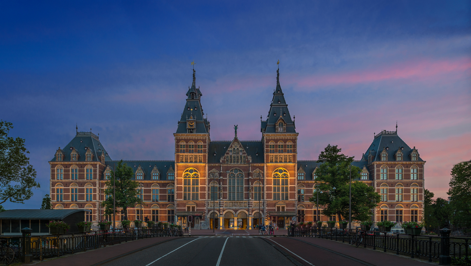 Het Rijksmuseum gebouw in Amsterdam. Fotograaf: John Lewis Marshall.