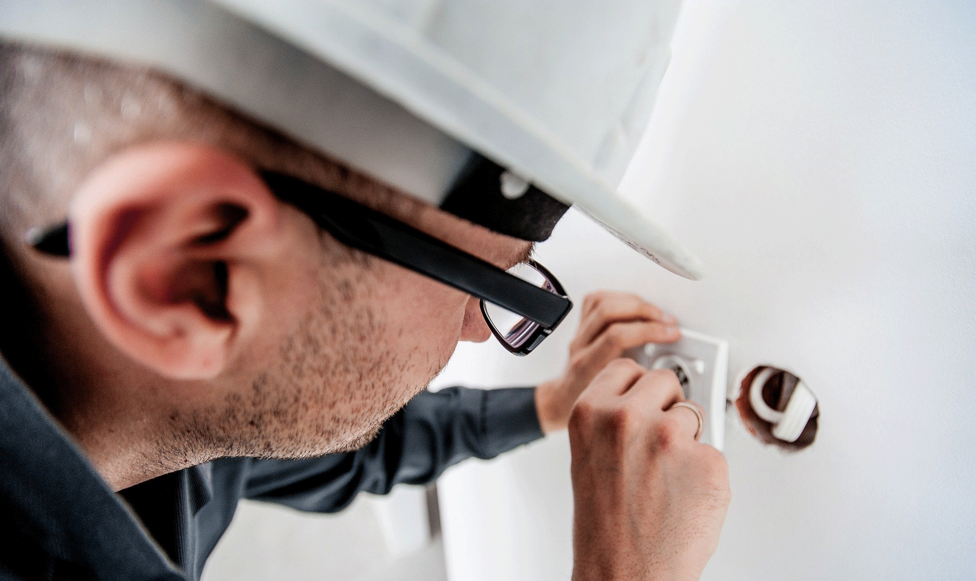 Het inschakelen van een elektricien heeft een hele hoop voordelen! Wij zetten er een paar op een rijtje voor je.