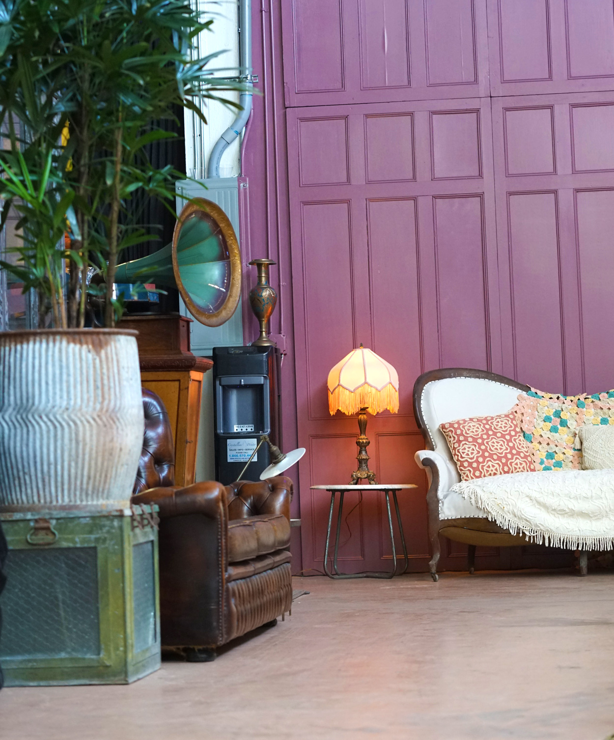 Eclectische inrichting met vintage meubels en woonaccessoires. 