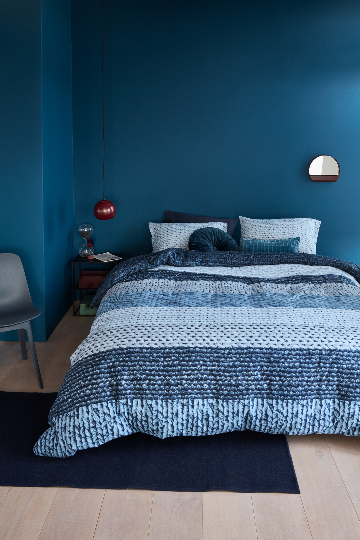 Breng meer kleur in je slaapkamer met een blauwe muur of meubels, een blauw tapijt of dekbedovertrek.