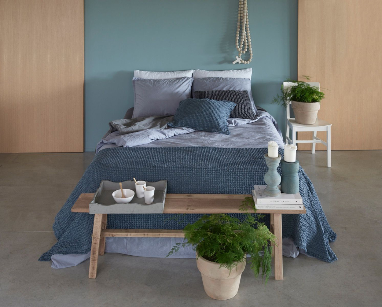 Slaapkamertrends 2020: woonaccessoires, boeken, planten, hout en de kleur blauw.