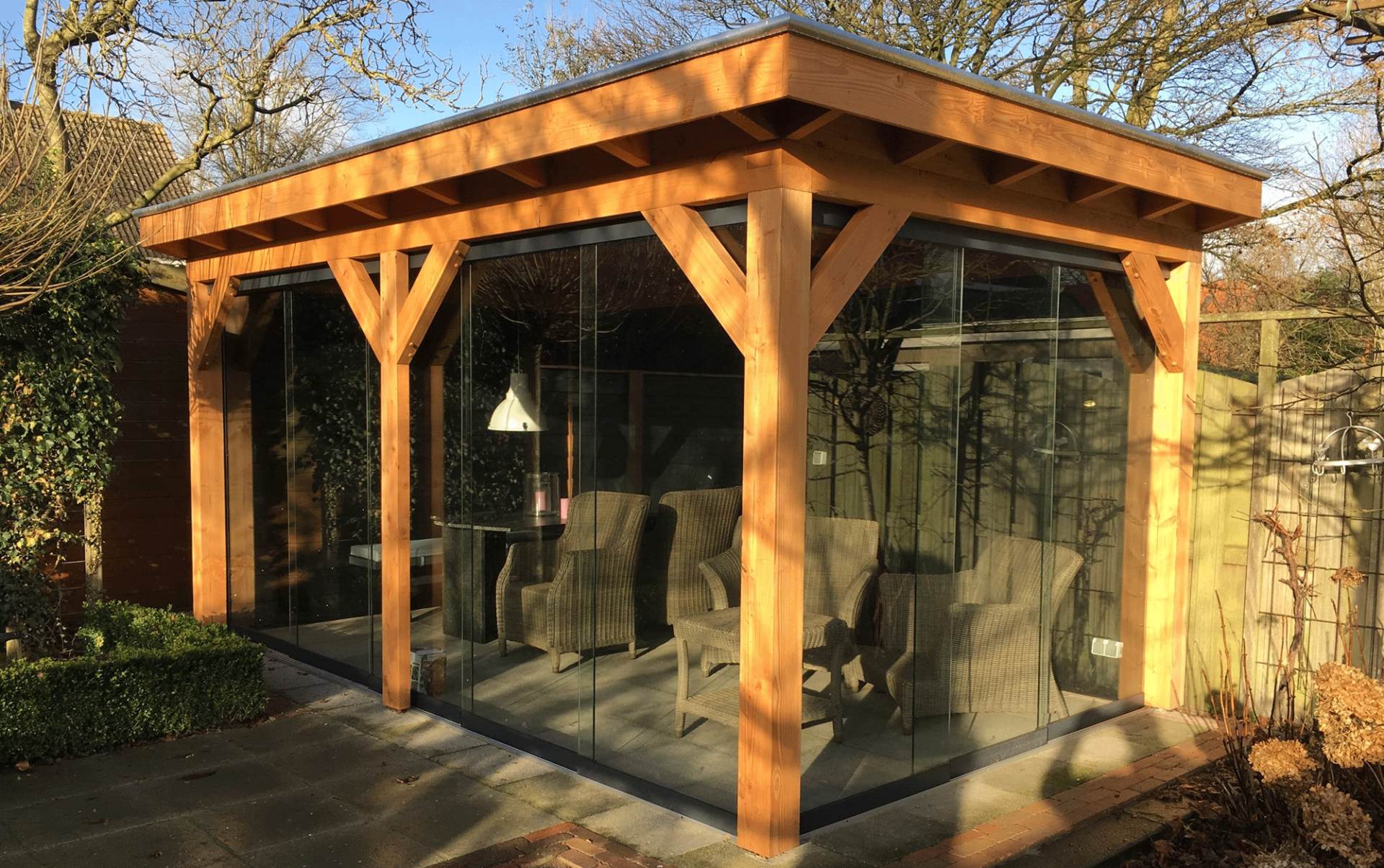 Kies jij voor een open of dicht buitenverblijf? Deze pergola is bijvoorbeeld afgesloten tegen de regen en wind!