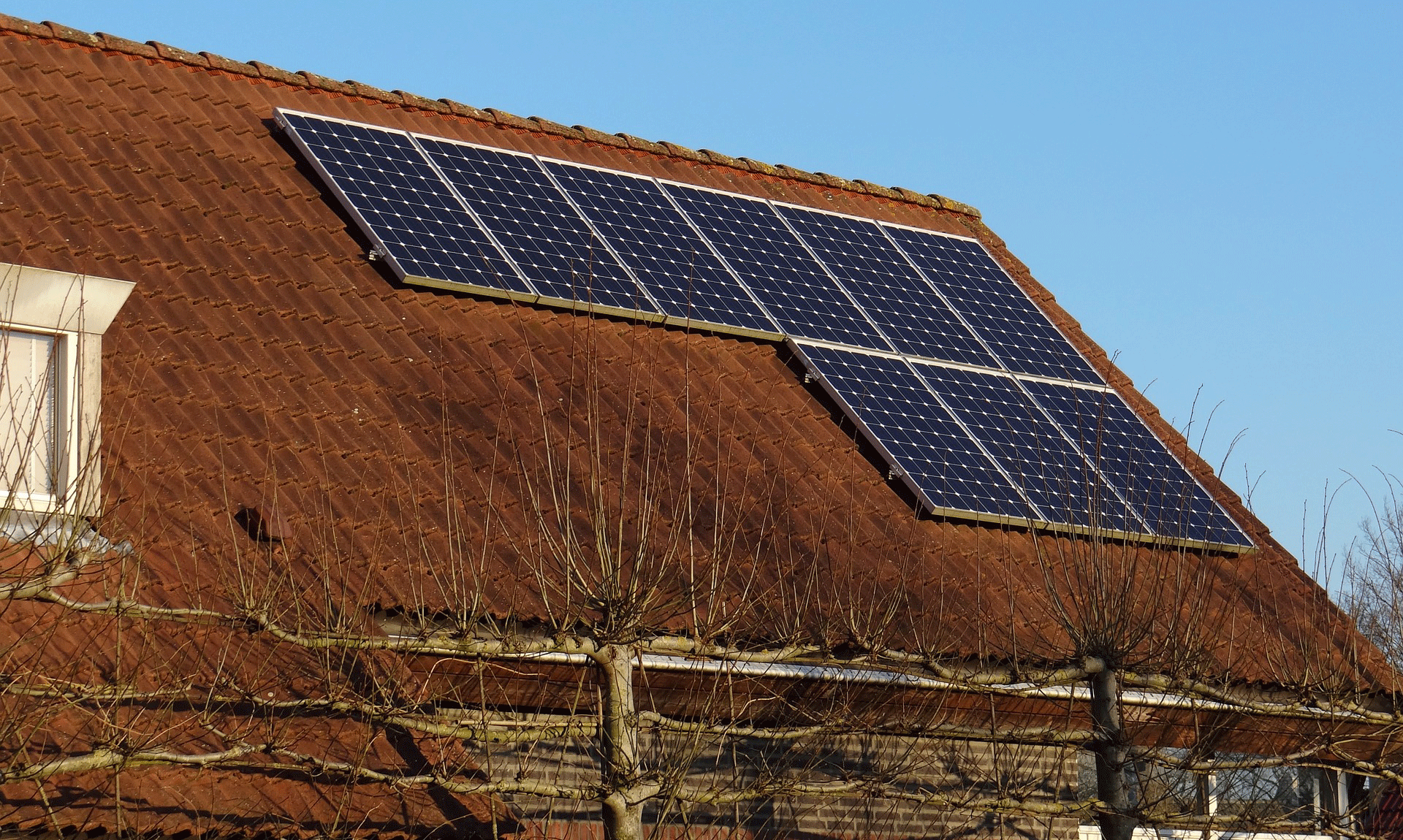 Met zonnepanelen haal je een rendement die hoger is dan de momentele spaarrente, dus denk goed na wat jou meer oplevert. 