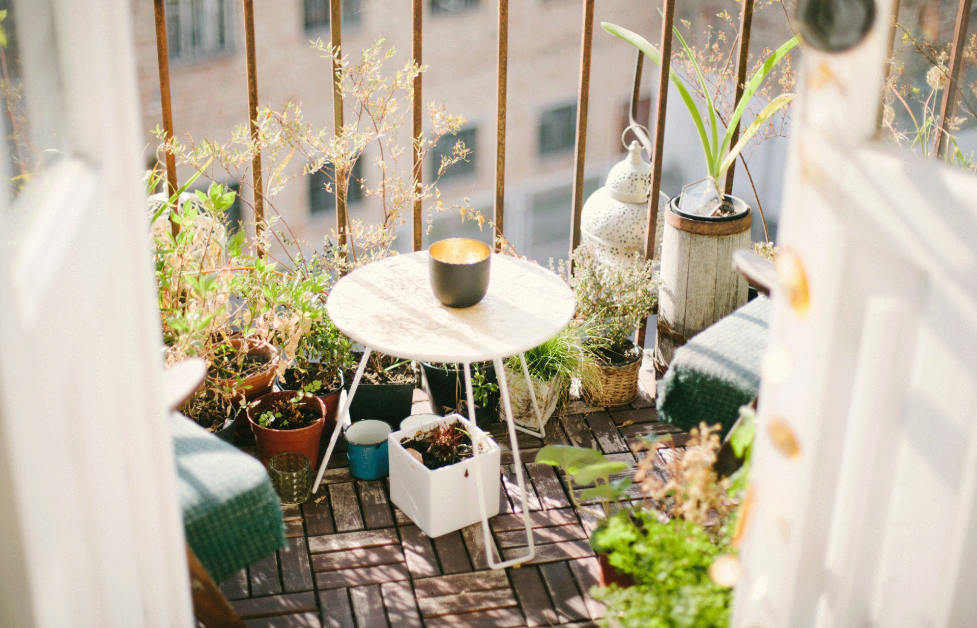 Meeste balkons zijn erg smal en klein, dus voorkom dat je balkon overvol raakt!