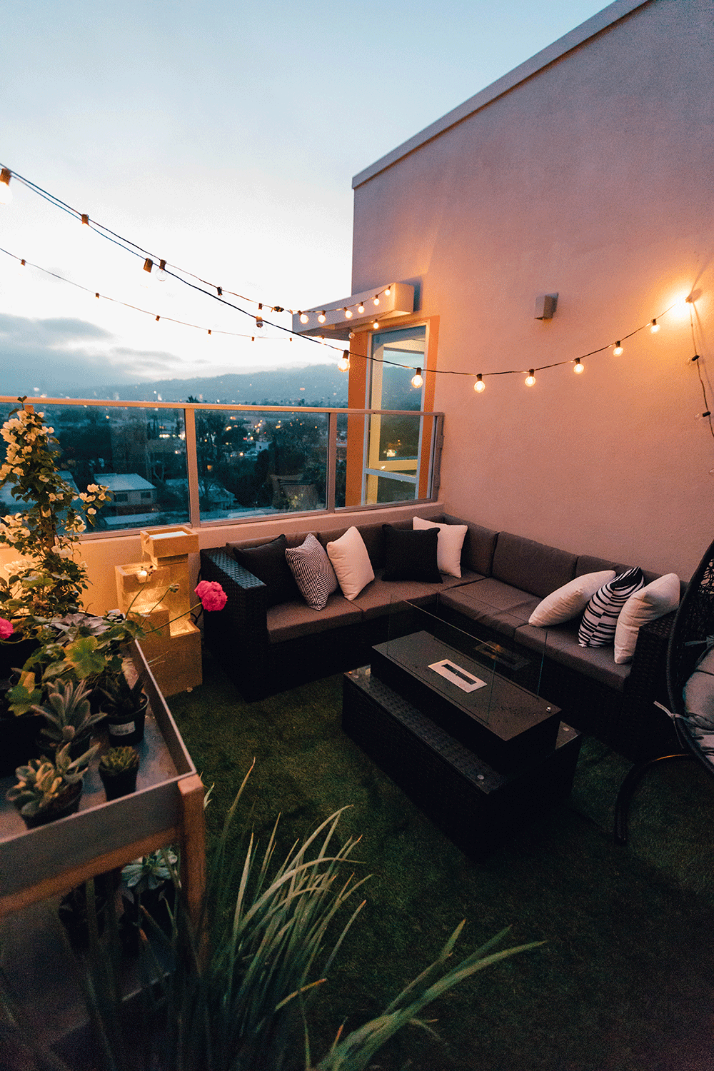 Hang leuke lampjes op je balkon en jij creëert gegarandeerd een gezellig plekje voor in de avond!