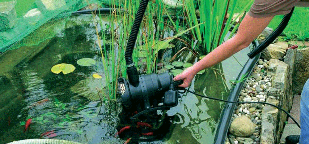 Een dompelpomp is handig om water te verplaatsen!