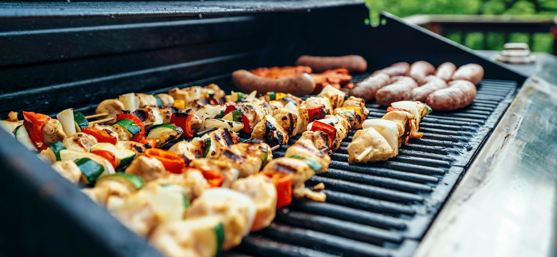 Barbecueën op eigen terras met een paar koude biertjes, is toch heerlijk op een warme zomerdag?