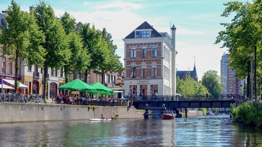 Grachten, bruisende horeca en rijke geschiedenis: een koopwoning in Groningen betekent wonen in een cultuurcentrum..