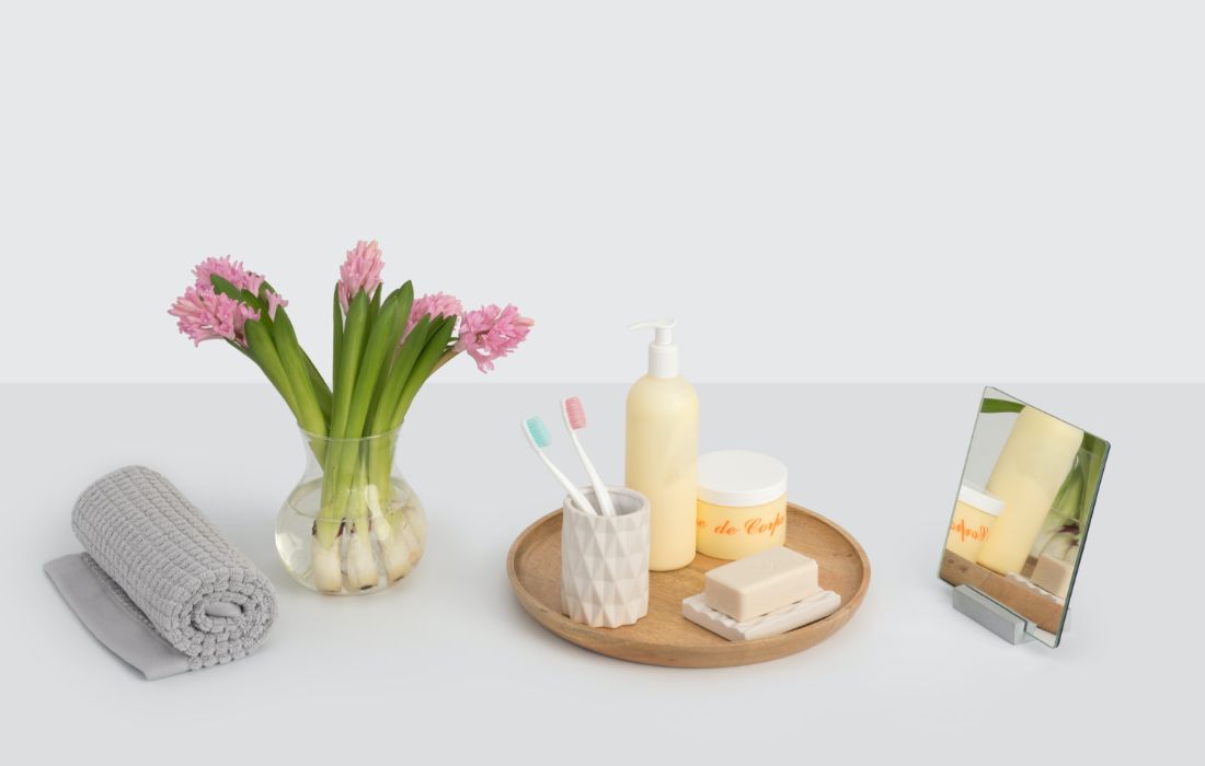 Zorg voor luxe accessoires zoals kaarsen, bloemen en fijne toiletartikelen. Rangschik ze ook mooi voor een echt verwenmoment.